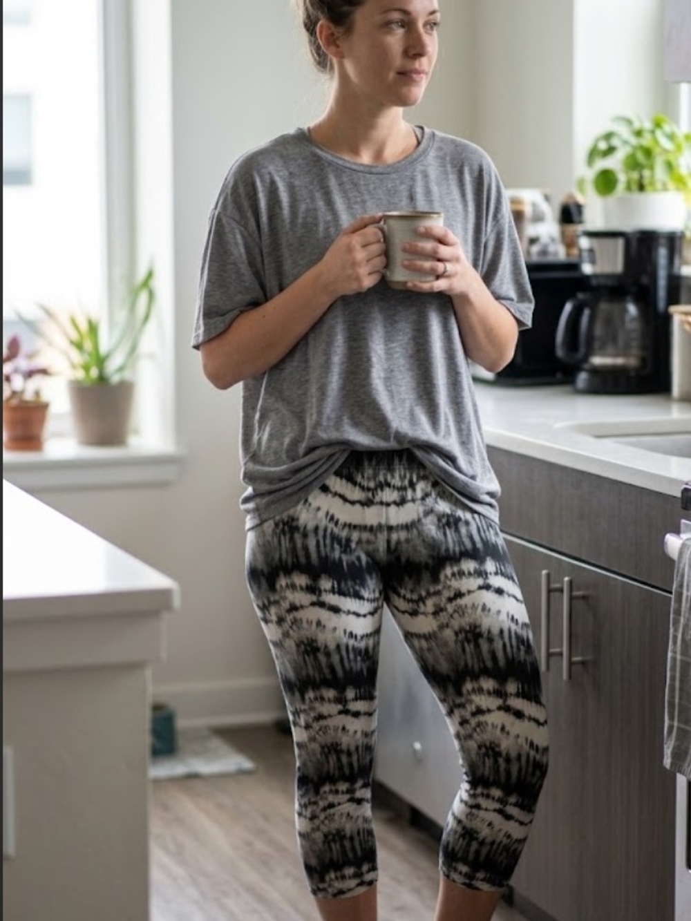 Women’s Gray T-Shirt and Black Tie-Dye Capri Leggings Set